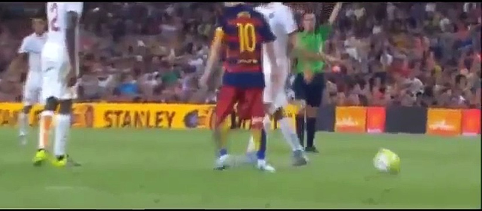 Messi groped, strangled Roma player Barca 3-0 vi-Messi húc đầu, bóp cổ cầu thủ Roma ở trận Barca thắng 3-0 trước As Roma