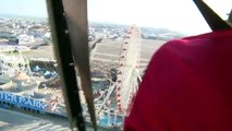 Un Harlem Globetrotter marque un panier depuis un hélicoptère