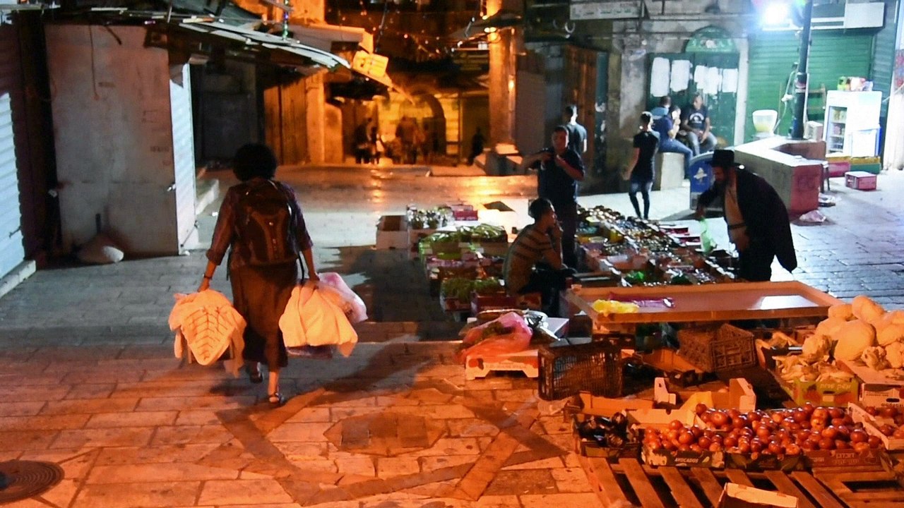 C'est la nuit à Jérusalem, l'heure où rôde la "dame aux chats"