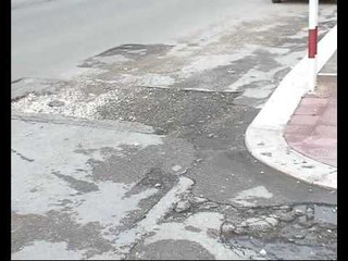 BARLETTA. Via Achille Bruni, attenti alle buche