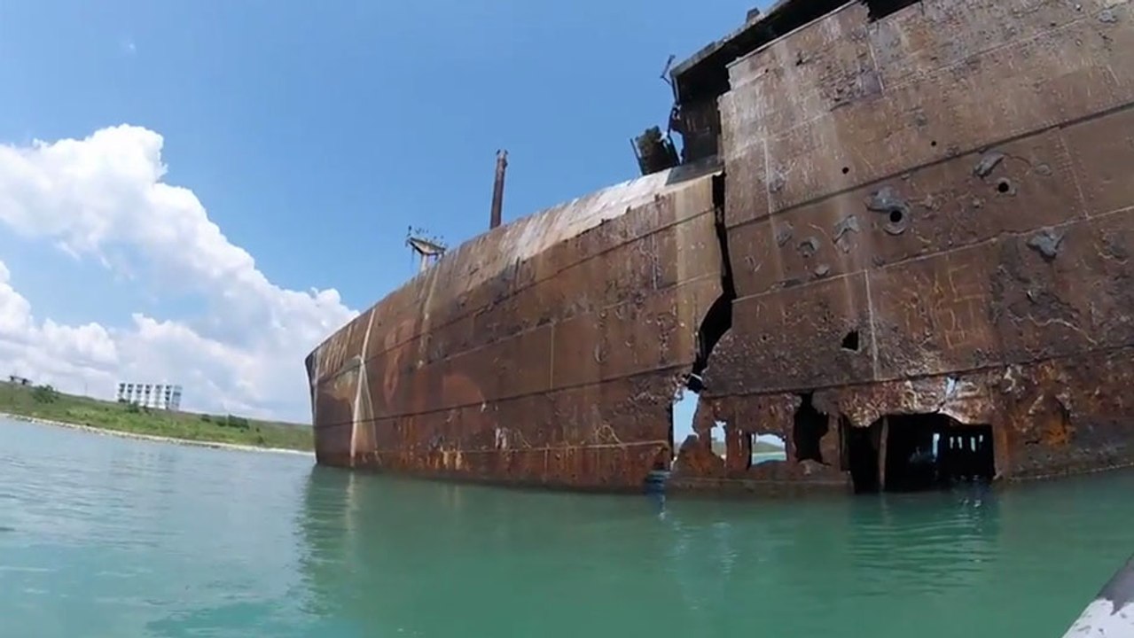 Il visite l'épave d'un navire en kayak