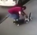 Adana'da Köpeğiyle Birlikte Sokakta Yürüyen Kadın, Sokak Kedisinin Saldırısına Uğradı