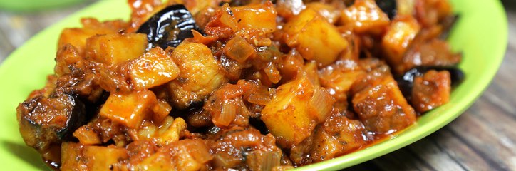 فيديو طريقة عمل الباذنجان والبطاطا بالصلصة الحارة