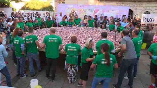 O Carballiño elabora la tapa de pulpo más grande del mundo en tiempo récord