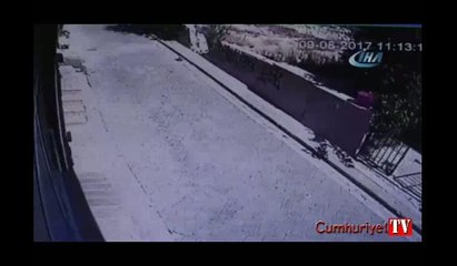 Tüyler ürperten an kamerada: Mobilya ustası dolap takarken pencereden düştü