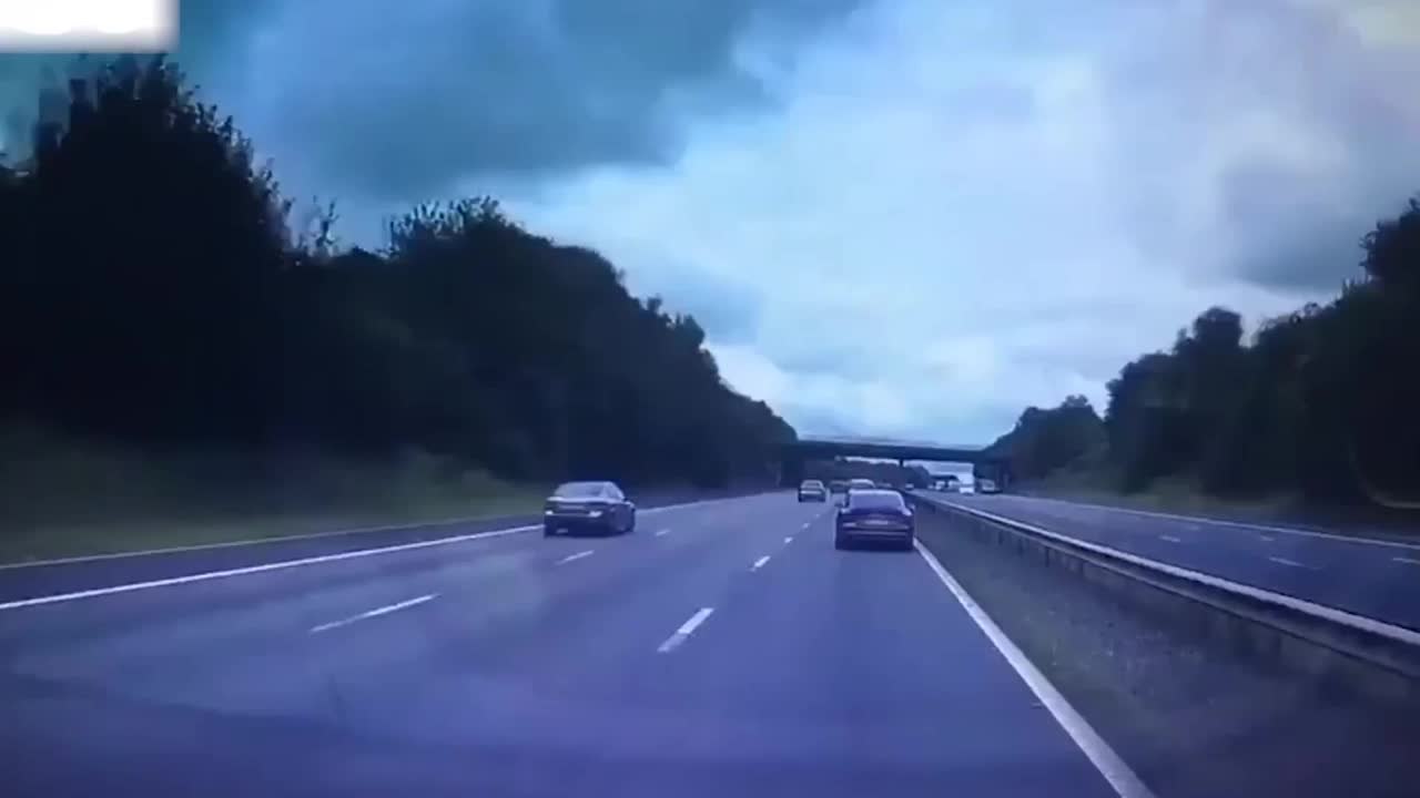 Reckless Audi Driver Overtakes On The Central Reservation