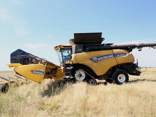 Auto Plus au volant d'une moissonneuse