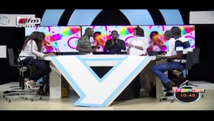 Regardez Bijou Ndiaye perd sa perruque sur le plateau de yeewuleen