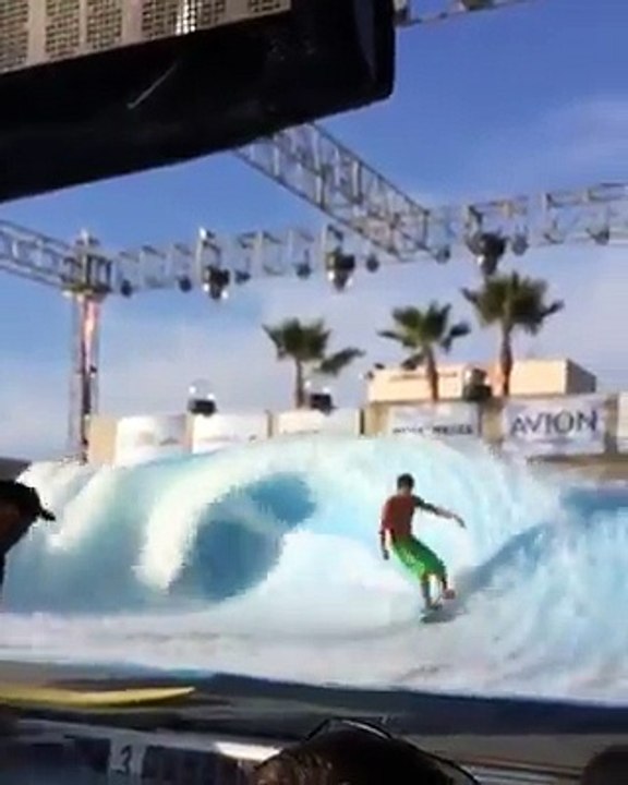 Adrénaline - Surf : Grosse démonstration sur le flowrider d'Albuquerque