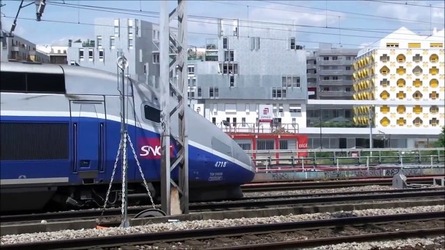 Paris Railway Gare SNCF de Rosa Parks RER E TGV Intercités