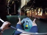 Un homme fait un tour dans l'épave d'un navire en kayak !