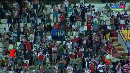 Un joueur brésilien voulait fair une célébration de but finit par blesser son genou !