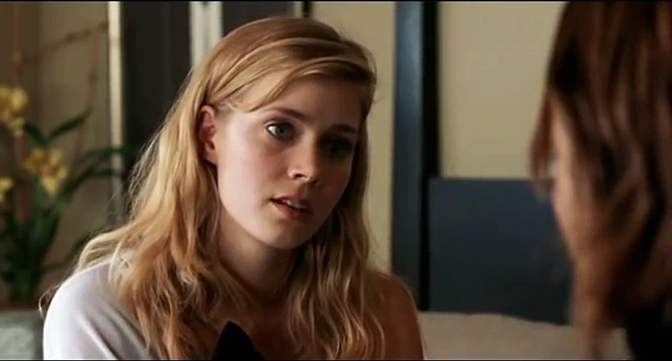 Amy Adams and Lauren German kiss