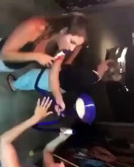 Elle fait son premier Entonnoir à bière ! Fail