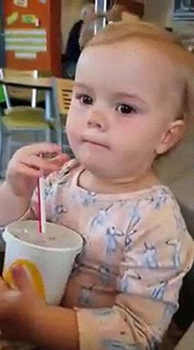 Une enfant goûte du Coca-Cola pour la première fois