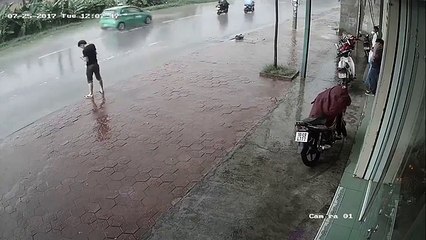 Un homme fait pipi au milieu de la route (Vietnam)