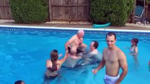 Un papi de 79 ans fait un backflip dans une piscine