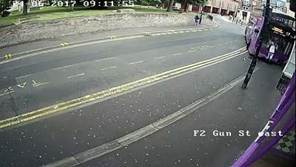 Un homme va au pub après avoir été percuté par un bus à étage