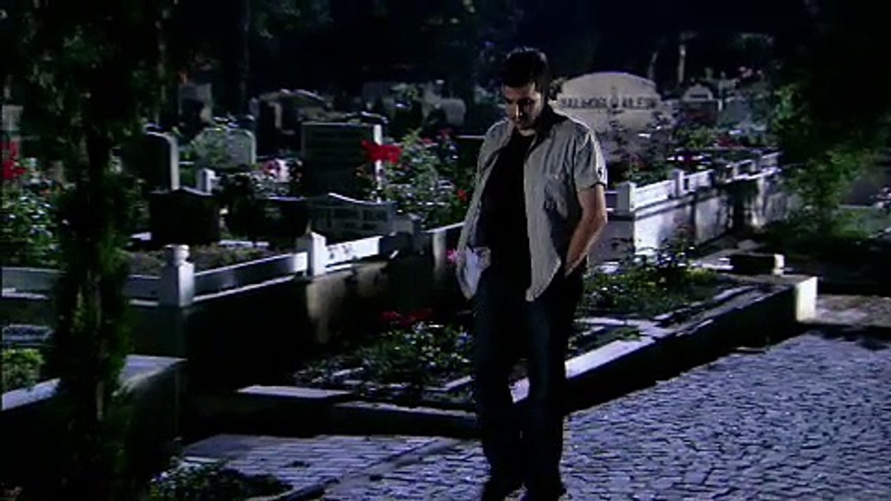 Mert encontra Eyşan desmaiada sobre o túmulo de Ömer - capítulo 100
