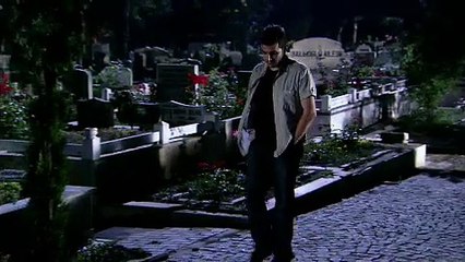 Mert encontra Eyşan desmaiada sobre o túmulo de Ömer - capítulo 100