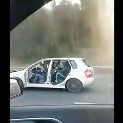 C'est des malades ils roule avec une voiture sans porte sur l'autoroute