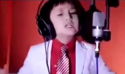 طفل المعجزة الذي يقلد المطربين ب احتراف