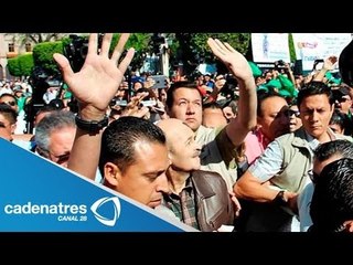 Abuchean y arrojan basura a Fausto Vallejo (VIDEO)