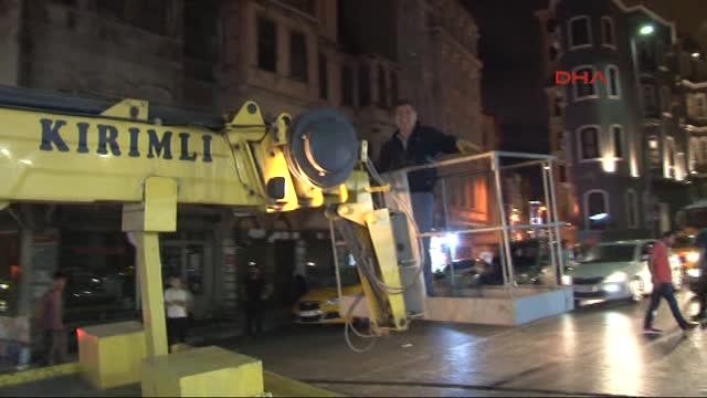 Beyoğlu'nda Zabıta'nın Gece Yarısı Led Işıklı Tabela Operasyonu