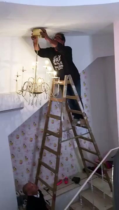 Segurando a escada para o amigo___--------