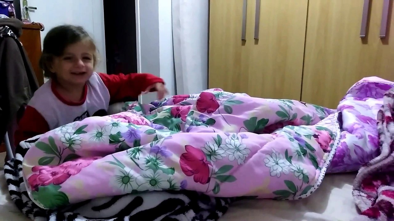 Lívia brincando e cantando------
