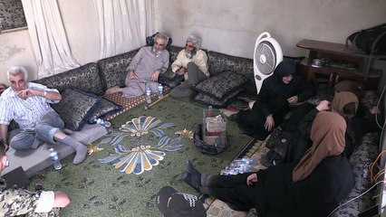 Con Rosario en mano y loros en jaula una cristiana huye de Raqa