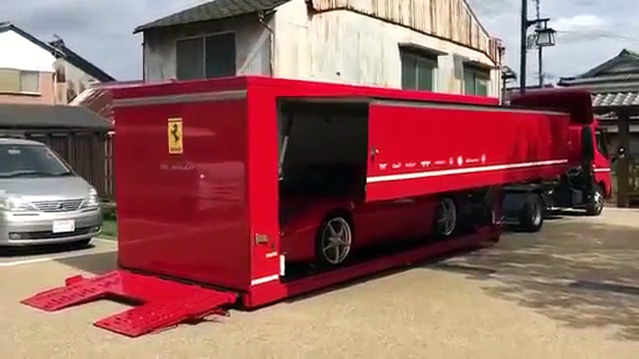 Asi es la entrega a domicilio de un Ferrari