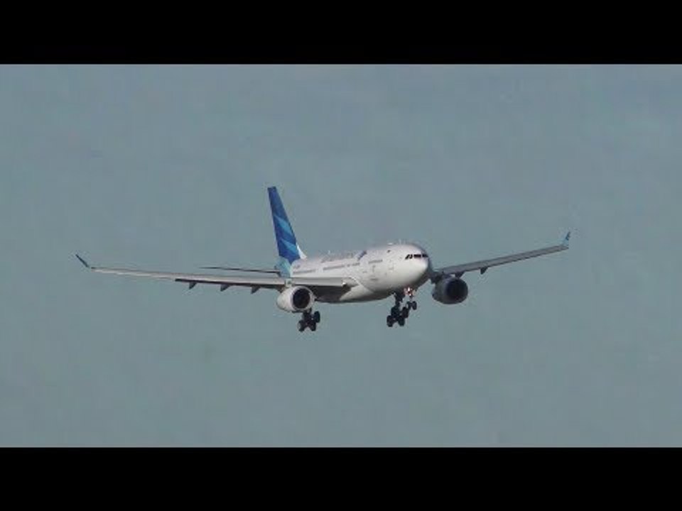 Planes Make Skillful Landings in Wild Melbourne Winds