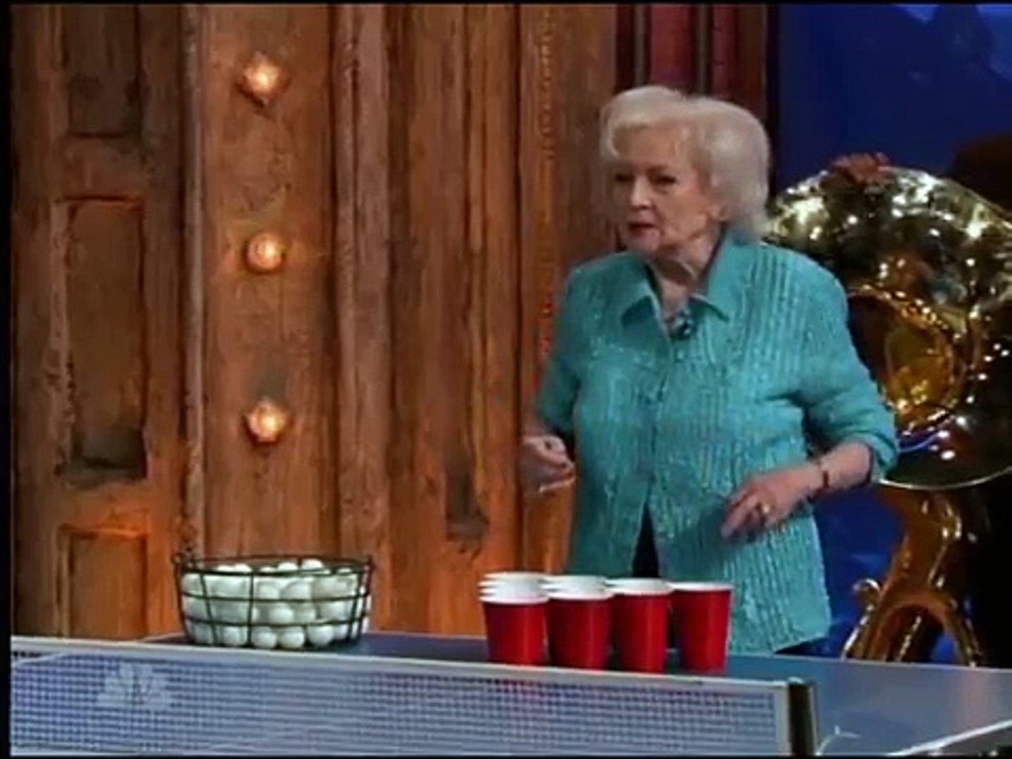 Beer Pong with Betty White and Jimmy Fallon - video Dailymotion