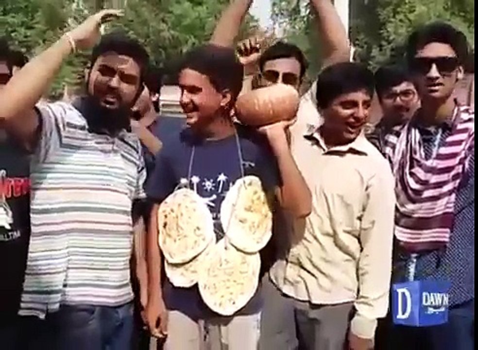 Unique protest against Nawaz Sharif in Gujranwala