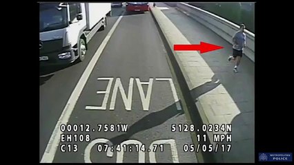 Un joggeur pousse une femme sous un bus