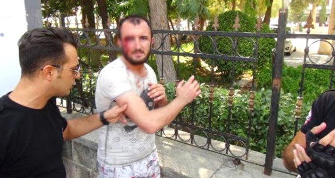 Zihinsel Engelliyi Döven Genci Linç Etmeye Kalktılar, Polis Ellerinden Zor Aldı