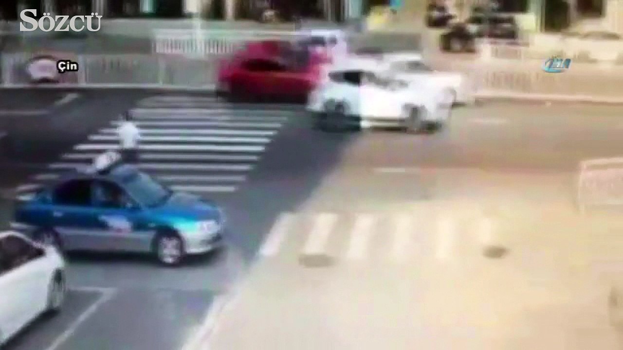 Otomobil yayalara çarptı: 5 yaralı