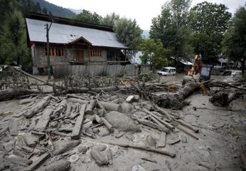 വെള്ളപ്പൊക്കത്തിൽ തകർന്ന പാലം. വീഡിയോ കാണാം | Oneindia Malayalam