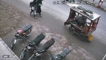 اس ویڈیو میں دیکھیں کیسے پلک چھپکتے ہی یہ شحص موٹر سائیکل چوری کر کے فرار ہو گیا۔ ویڈیو: سہیل بٹ۔ لاہور
