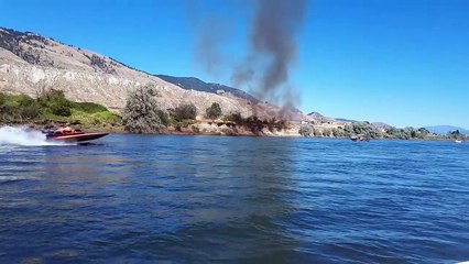 Un couple éteint un feu à l’aide de leur bateau