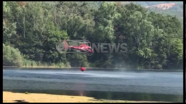 Ora News - Vatra zjarri pranë Syrit të Kaltër, ndërhyjnë helikopterët VIVA