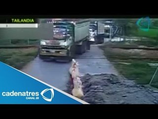 Tren en Tailandia se impacta contra un camión de carga  / In Thailand train hits a truck