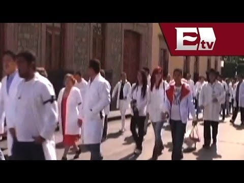 Marchan médicos en Morelia en apoyo a 16 colegas detenidos por negligencia/ Gloria Contreras