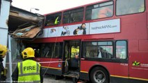Λεωφορείο έπεσε σε βιτρίνα καταστήματος στο Λονδίνο