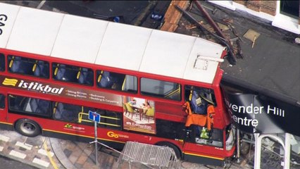 Download Video: Ônibus colide contra prédio em Londres e deixa mais de dez feridos