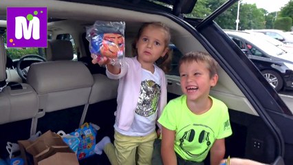 Emoji MOVIE McDonald's ЧЕЛЛЕНДЖ Мальчики ПРОТИВ Девочек 30 Happy Meal's игрушек ВЛОГ Challenge