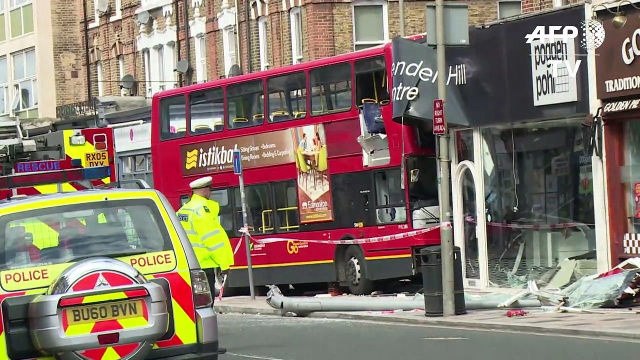 Un bus à impériale s'encastre dans un magasin à Londres