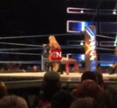 Lana expose les fesses de Charlotte Flair à la foule !