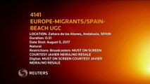 Vídeo mostra refugiados chegando de bote a praia de Andaluzia, na Espanha